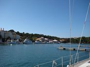 Der Blick von der Einfahrt Rab auf die Stadt ...